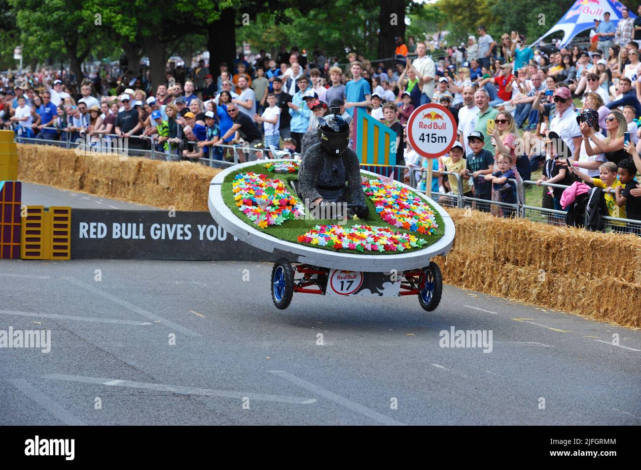 Londres, Royaume-Uni. 3rd juillet 2022. Le red Bull Soapbox derby, un peu hilarant et souvent dangereux, est revenu aujourd'hui au palais Alexandra pour la cinquième fois. La course, qui a maintenant eu lieu dans le monde 100 fois, met en scène une créativité folle des équipes de pilotes amateurs qui créent une voiture Soapbox maison pour courir autour d'un 430M parcours dans le plus rapidement possible. En 2013, une équipe a terminé la course du Palais Alexandra en seulement 33 secondes, atteignant une vitesse de plus de 50 kilomètres par heure près de la fin du cours. Crédit: Michael Preston/Alay Live News Banque D'Images