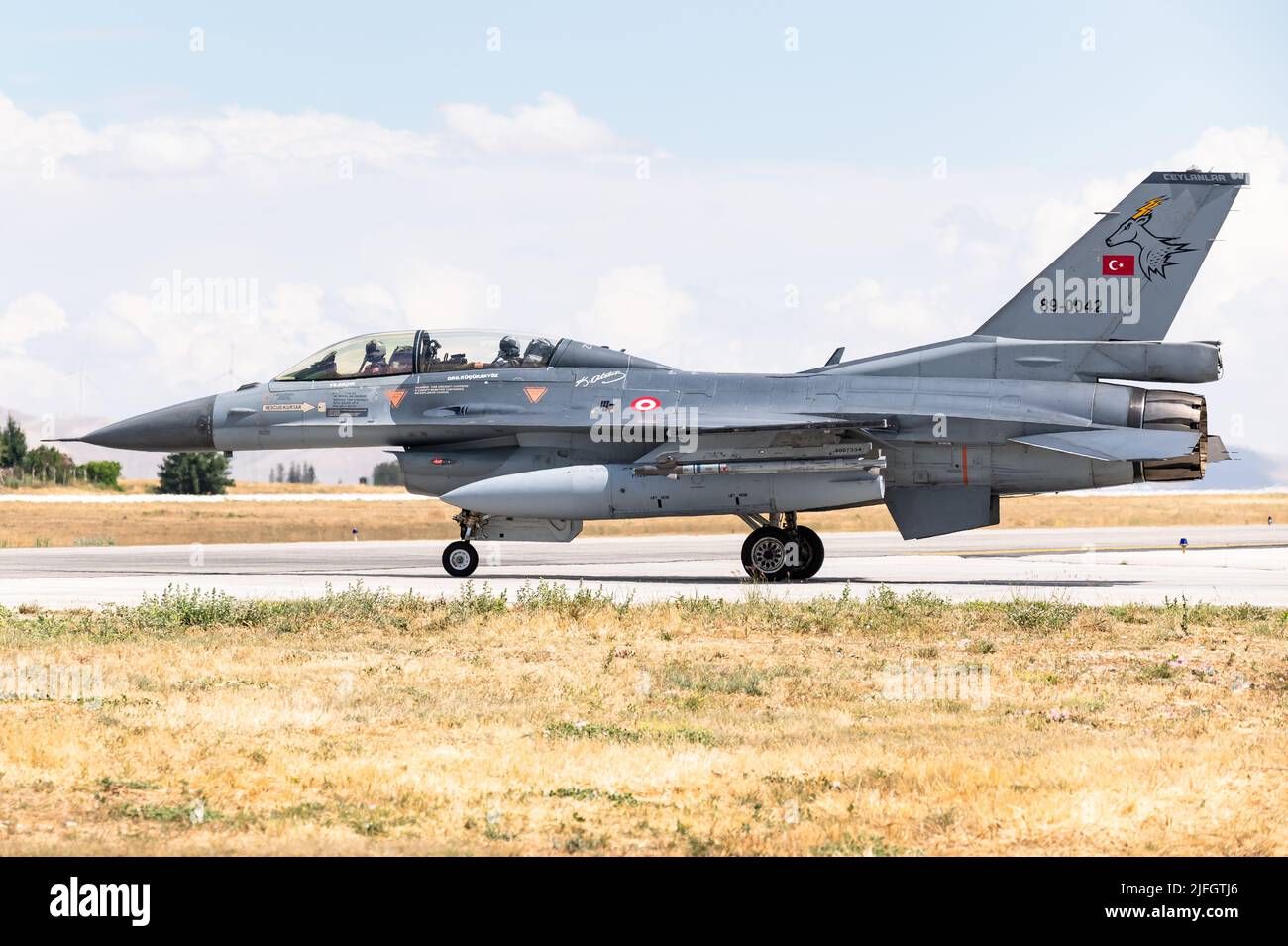Un avion de chasse Faucon F-16 de l'armée de l'air turque à la base aérienne de Konya en Turquie. Banque D'Images