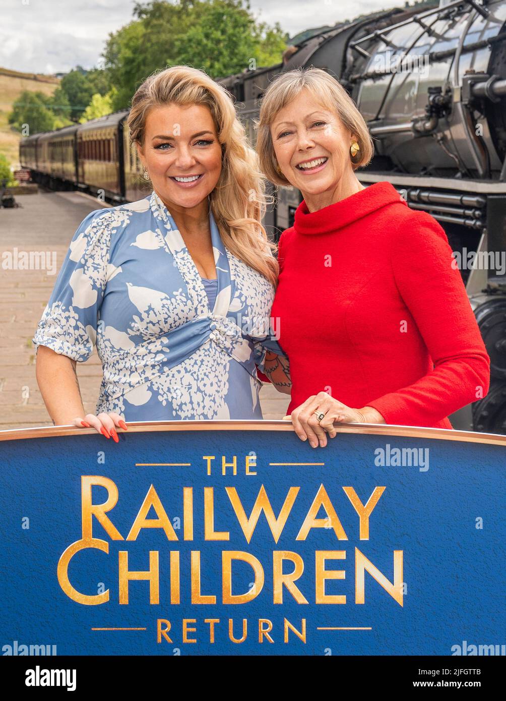 Sheridan Smith (à gauche) et Jenny Agutter avant de monter à bord d'un train à la gare d'Oakworth, West Yorkshire, pour assister à la première mondiale du chemin de fer des enfants de retour à Keighley. Date de la photo: Dimanche 3 juillet 2022. Le crédit photo devrait se lire comme suit : Danny Lawson/PA Wire Banque D'Images