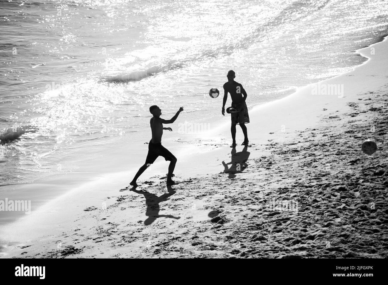 Salvador, Bahia, Brésil - 01 novembre 2021: Les gens jouant au football de plage à la plage de Paciencia dans le quartier de Rio Vermelho à Salvador, Bahia. Banque D'Images