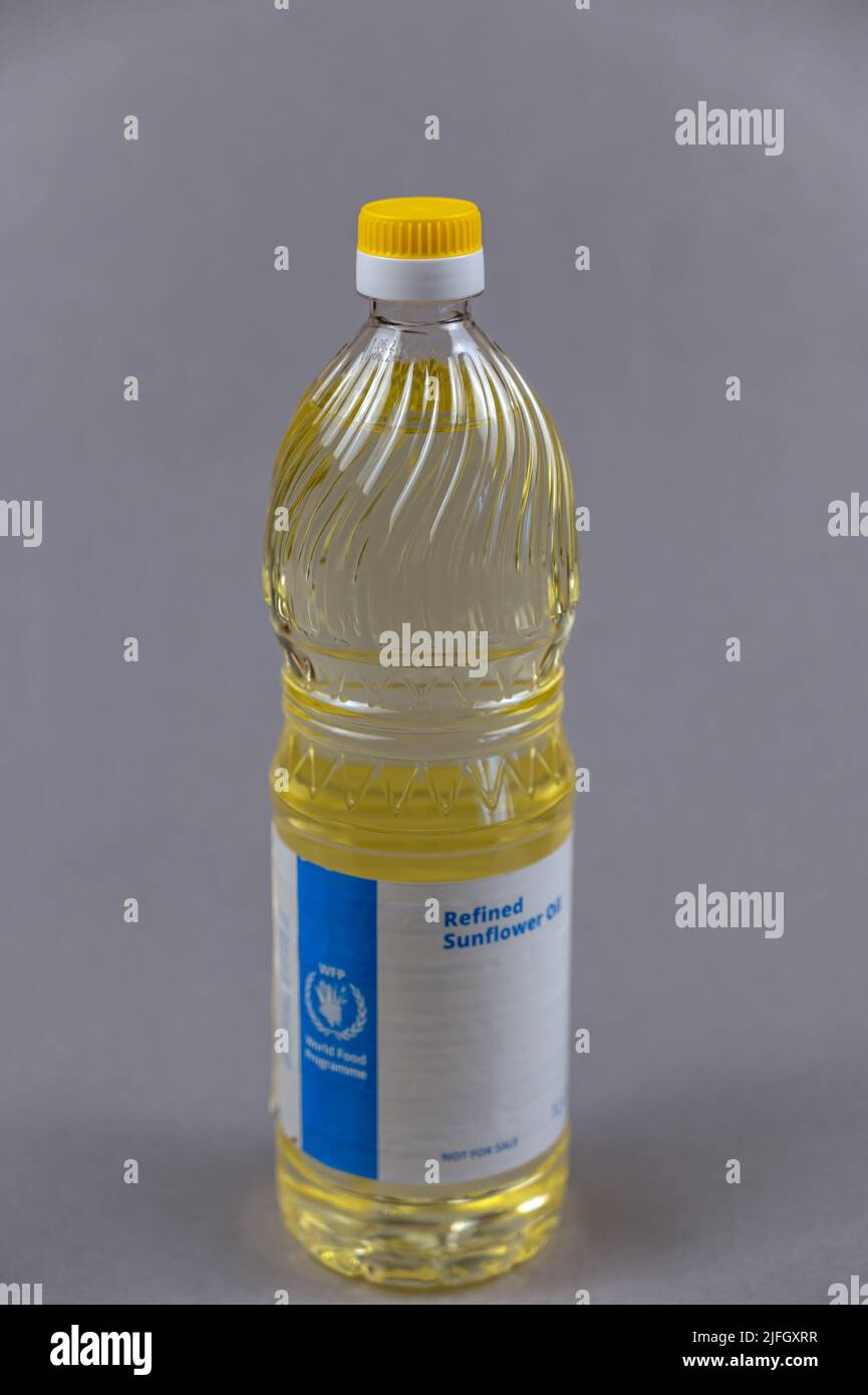 Une bouteille d'huile de tournesol raffinée. Logo du Programme alimentaire mondial sur la bouteille. Aide humanitaire aux résidents de l'Ukraine pendant l'agression russe de 20 Banque D'Images