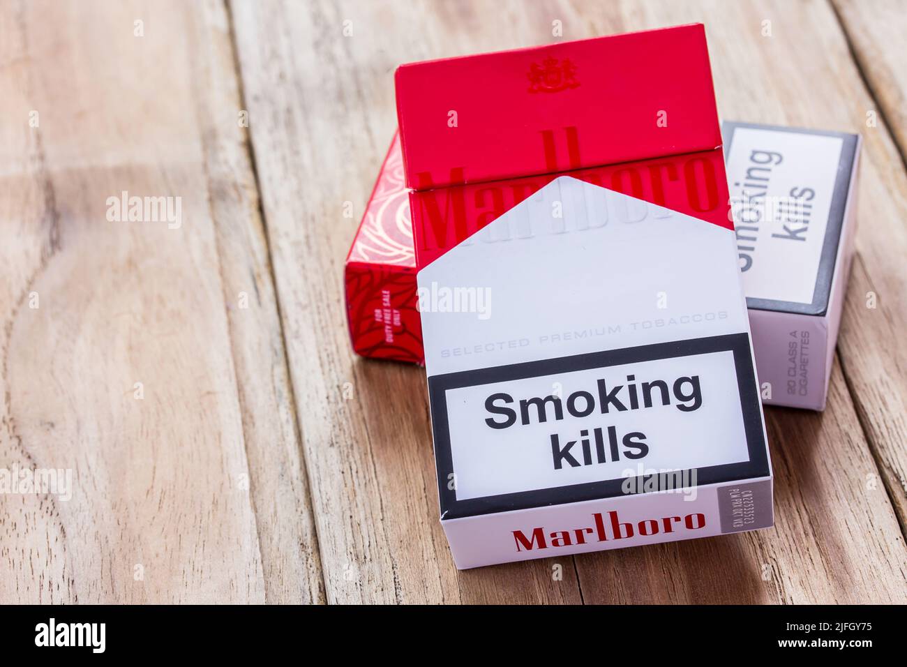 PHARE, THAÏLANDE - 9 MARS 2016. Paquet de cigarettes Marlboro sur table en bois, fabriqué par Philip Morris. Marlboro est la plus grande marque de vente de cigarettes Banque D'Images