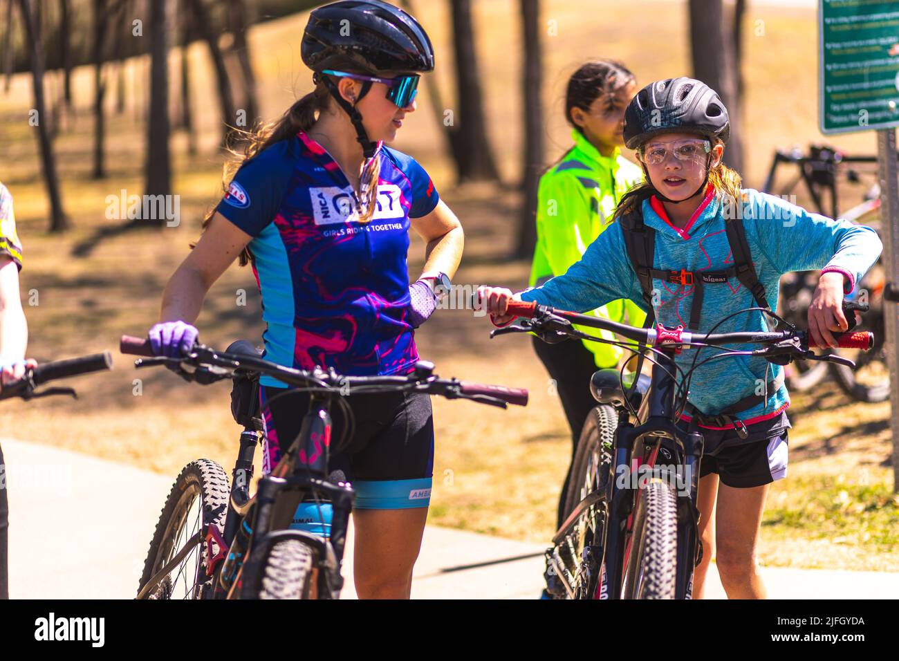 Les filles caucasiennes se prépare à monter à vélo dans une course tenue dans le métroplex DFW au Texas Banque D'Images