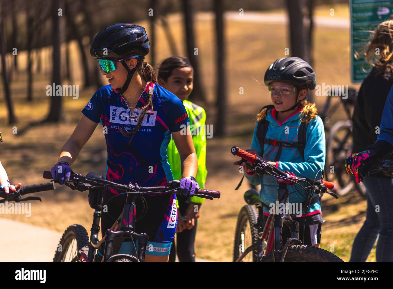 Les filles caucasiennes se prépare à monter à vélo dans une course tenue dans le métroplex DFW au Texas Banque D'Images