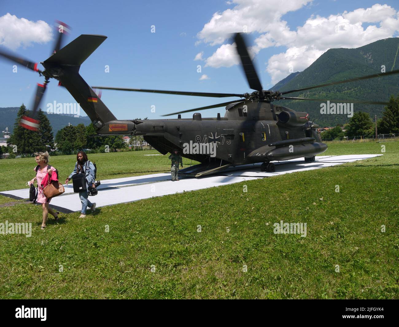 Les journalistes débarquent d'un hélicoptère de l'armée allemande pendant le 2022 G7 à Elmau Banque D'Images