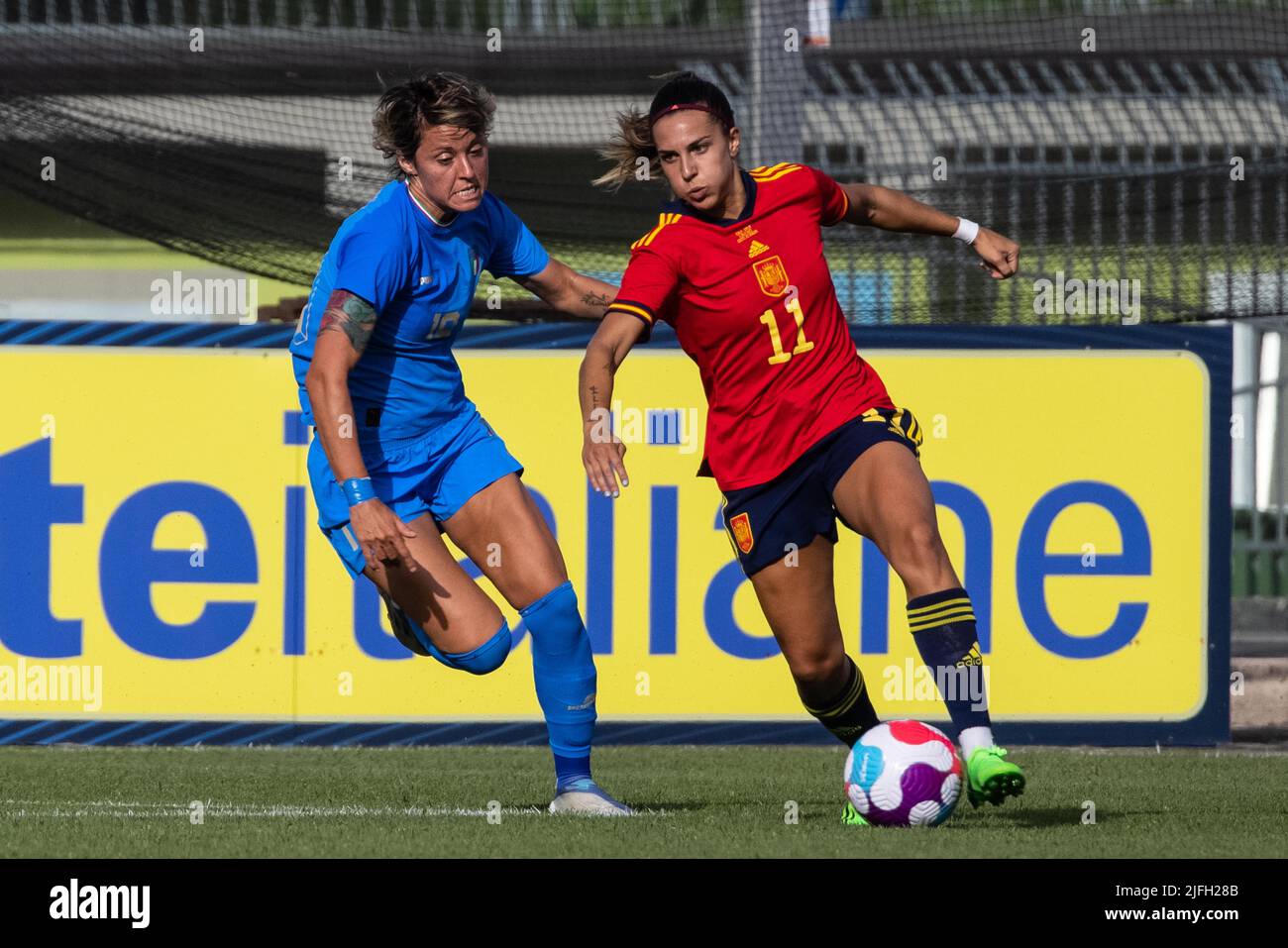 Valentina Giacinti, d'Italie, et Marta Cardona de Miguel, d'Espagne, se disputent le ballon lors du match amical international des femmes entre l'Italie et l'Espagne au stade Teofilo Patini, sur 01 juillet 2022, à Castel di Sangro, en Italie. Â©photo: Cinzia Camela. Banque D'Images