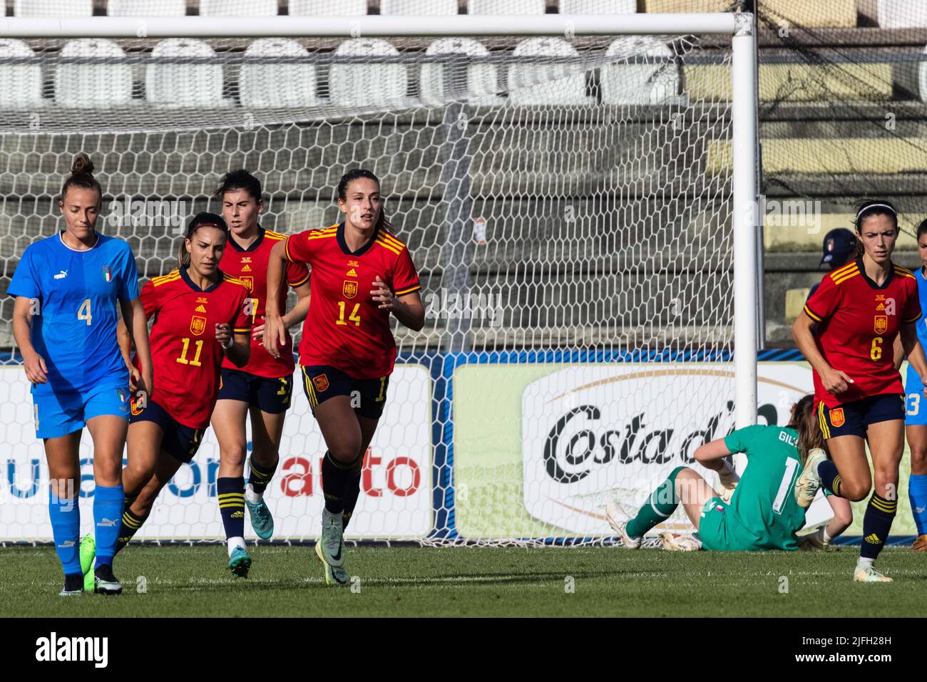 Alexia Putellas Segura et Marta Cardona de Miguel d'Espagne célèbrent après avoir mis en avant le but d'égalisation lors du match amical international des femmes entre l'Italie et l'Espagne au stade Teofilo Patini sur 01 juillet 2022 à Castel di Sangro, en Italie. Â©photo: Cinzia Camela. Banque D'Images