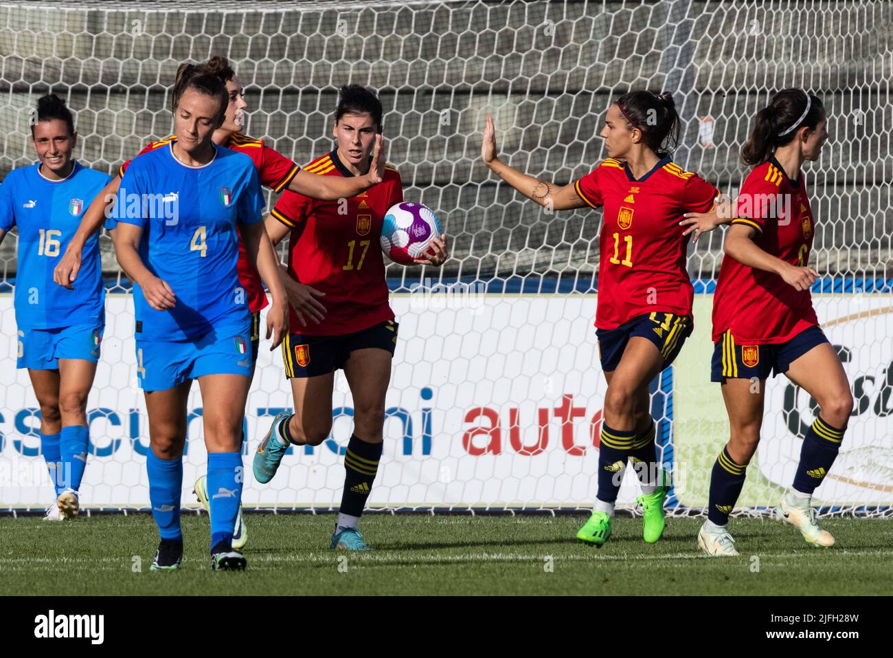 Alexia Putellas Segura et Marta Cardona de Miguel d'Espagne célèbrent après avoir mis en avant le but d'égalisation lors du match amical international des femmes entre l'Italie et l'Espagne au stade Teofilo Patini sur 01 juillet 2022 à Castel di Sangro, en Italie. Â©photo: Cinzia Camela. Banque D'Images