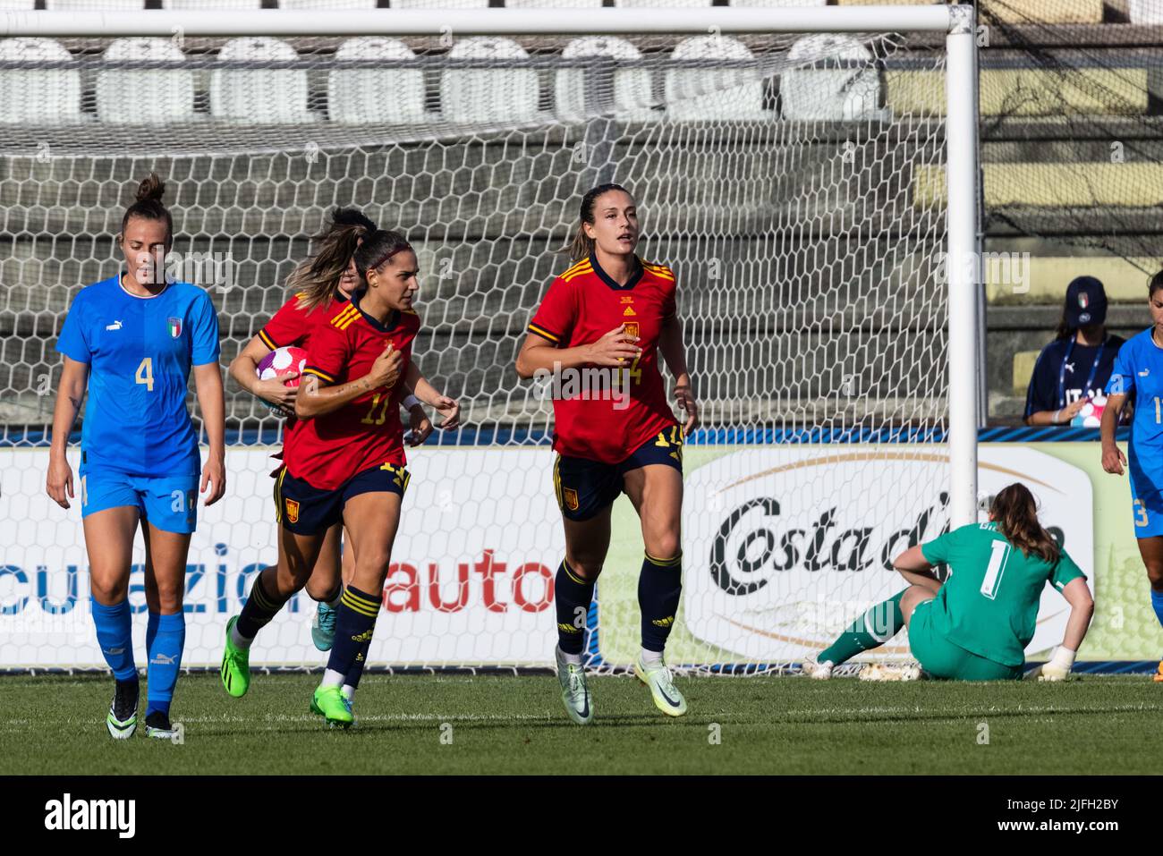 Alexia Putellas Segura et Marta Cardona de Miguel d'Espagne célèbrent après avoir mis en avant le but d'égalisation lors du match amical international des femmes entre l'Italie et l'Espagne au stade Teofilo Patini sur 01 juillet 2022 à Castel di Sangro, en Italie. ©photo: Cinzia Camela. Banque D'Images