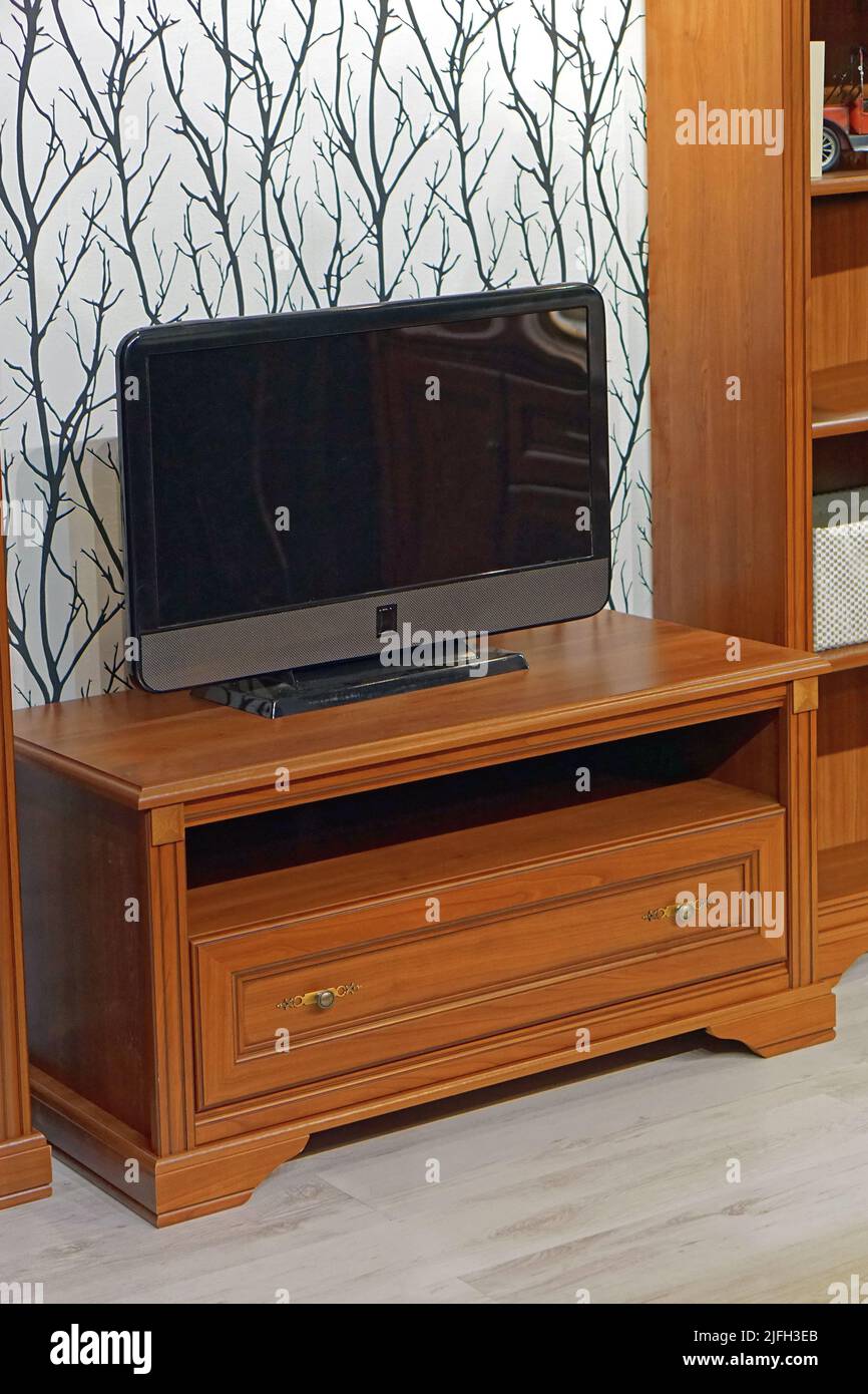 Téléviseur LCD installé dans un meuble en bois dans le salon, système Home Entertainment Banque D'Images