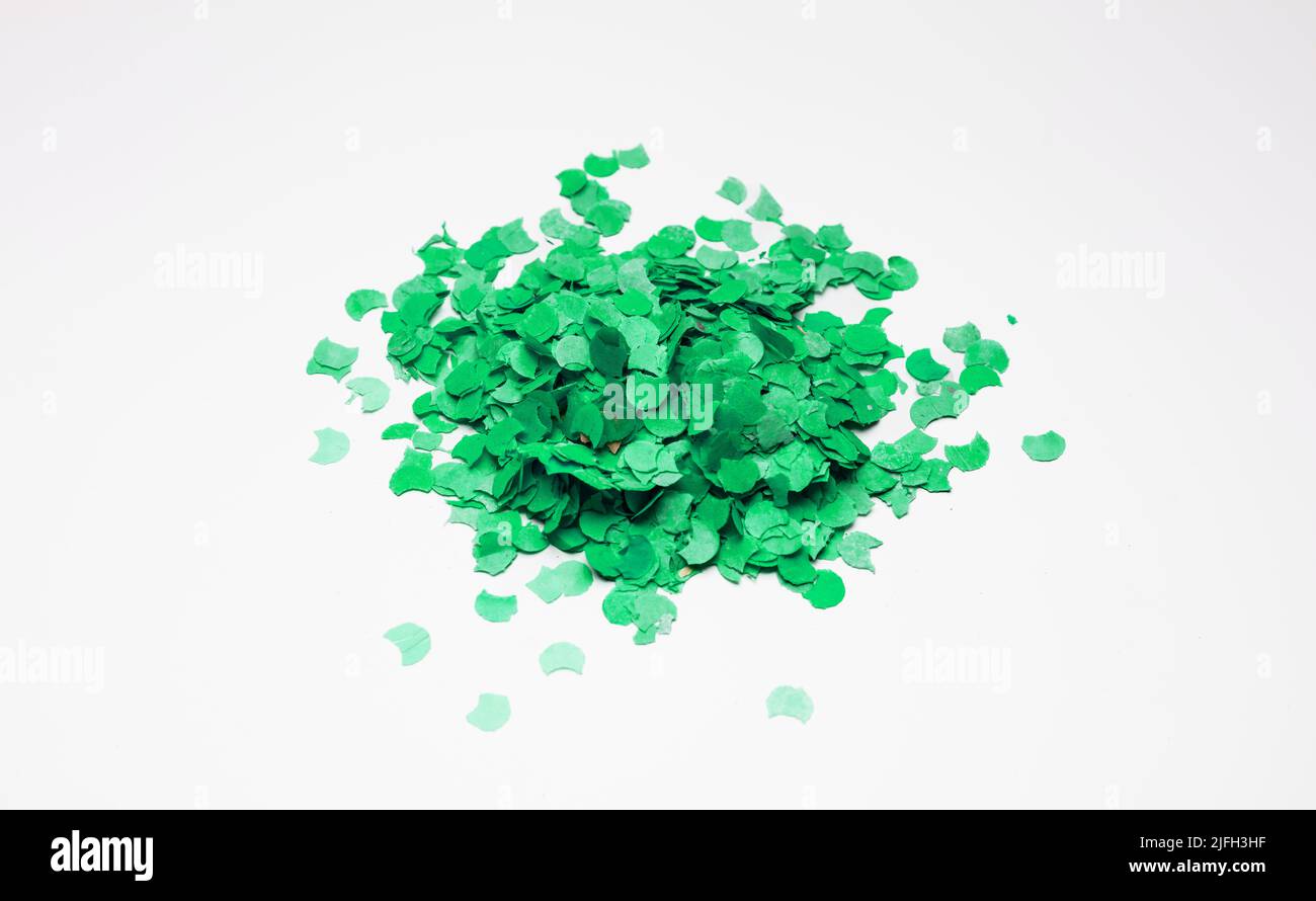 Vert Confetti Isolé Sur Fond Blanc. Vert Modèle De Cercle Banque D