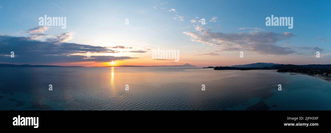 Lever de soleil sur l'océan calme vue panoramique aérienne. Coucher de soleil spectaculaire sur la mer Égée. Couleurs orange et bleu pour le ciel. Chalkidiki, Grèce Banque D'Images