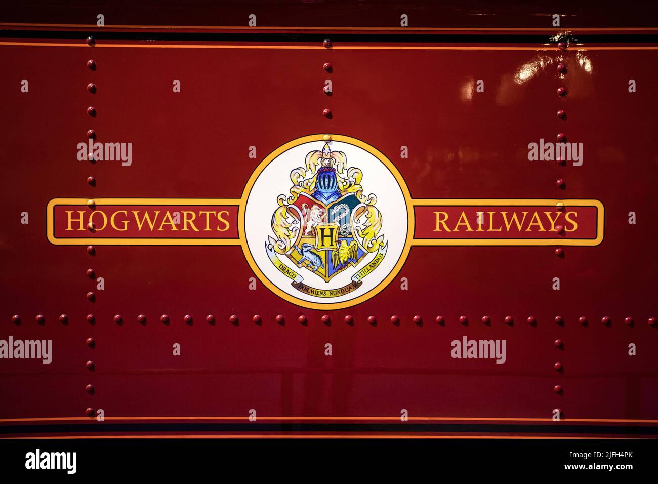 Leavesden, Royaume-Uni - janvier 9th 2022 : le panneau des chemins de fer de Poudlard sur le train de Poudlard Express, à la réalisation de Harry Potter tour à la Warner Bros. Stu Banque D'Images