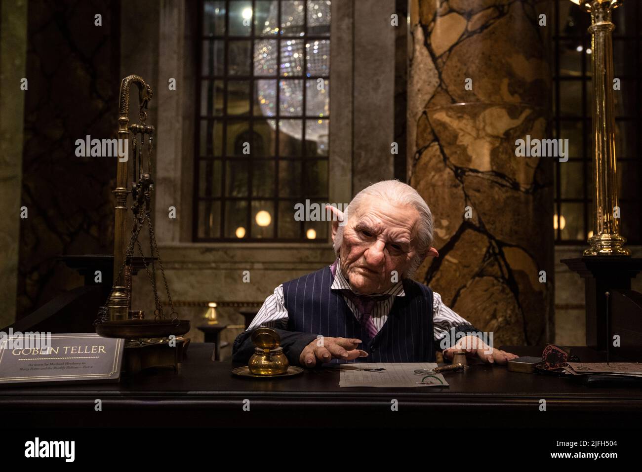 Leavesden, Royaume-Uni - janvier 9th 2022 : Goblin Teller sur l'impressionnant ensemble de la banque de sorciers de Gringotts, à la réalisation de Harry Potter tour à la Warner Br Banque D'Images
