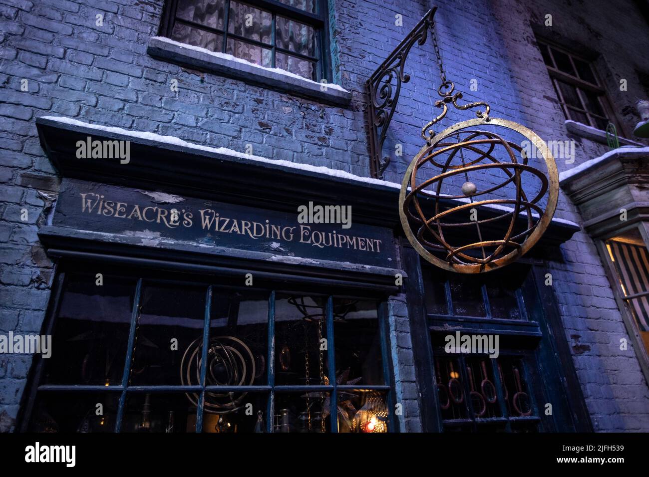 Leavesden, Royaume-Uni - janvier 9th 2022: Magasin d'équipement Wizarding de Wiseacres à Diagon Alley, à la réalisation de Harry Potter tour à la Warner Bros. Studios i Banque D'Images