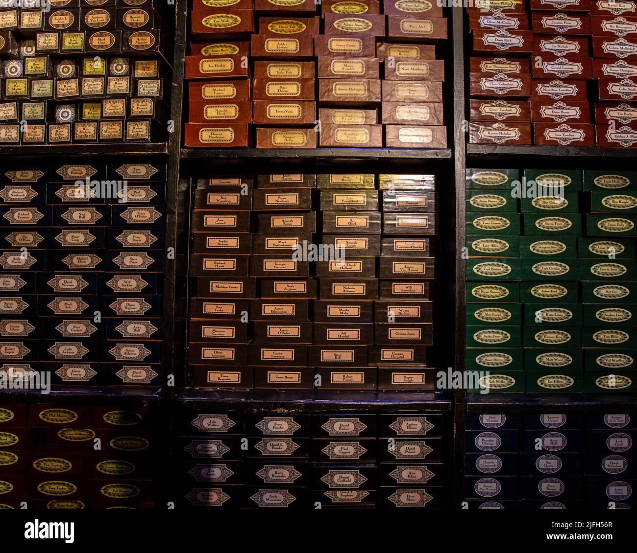 Leavesden, Royaume-Uni - janvier 9th 2022 : étagères de boîtes de Wand à la réalisation de Harry Potter tour aux studios Warner Bros. À Leavesden, près de Londres, Royaume-Uni. Banque D'Images