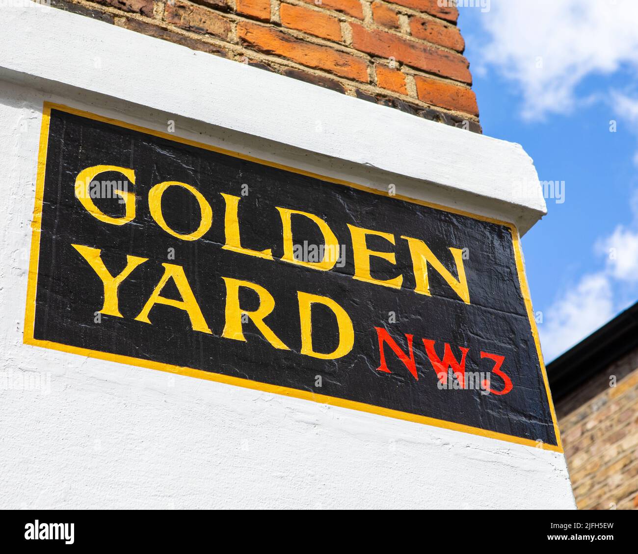 Gros plan du panneau de la rue Golden Yard à Hampstead, Londres, Royaume-Uni. Banque D'Images