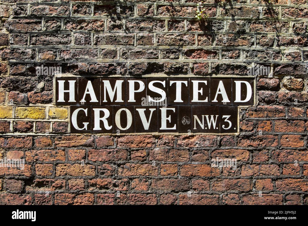 Gros plan d'un panneau de rue d'époque pour Hampstead Grove, dans le quartier de Hampstead à Londres, Royaume-Uni. Banque D'Images