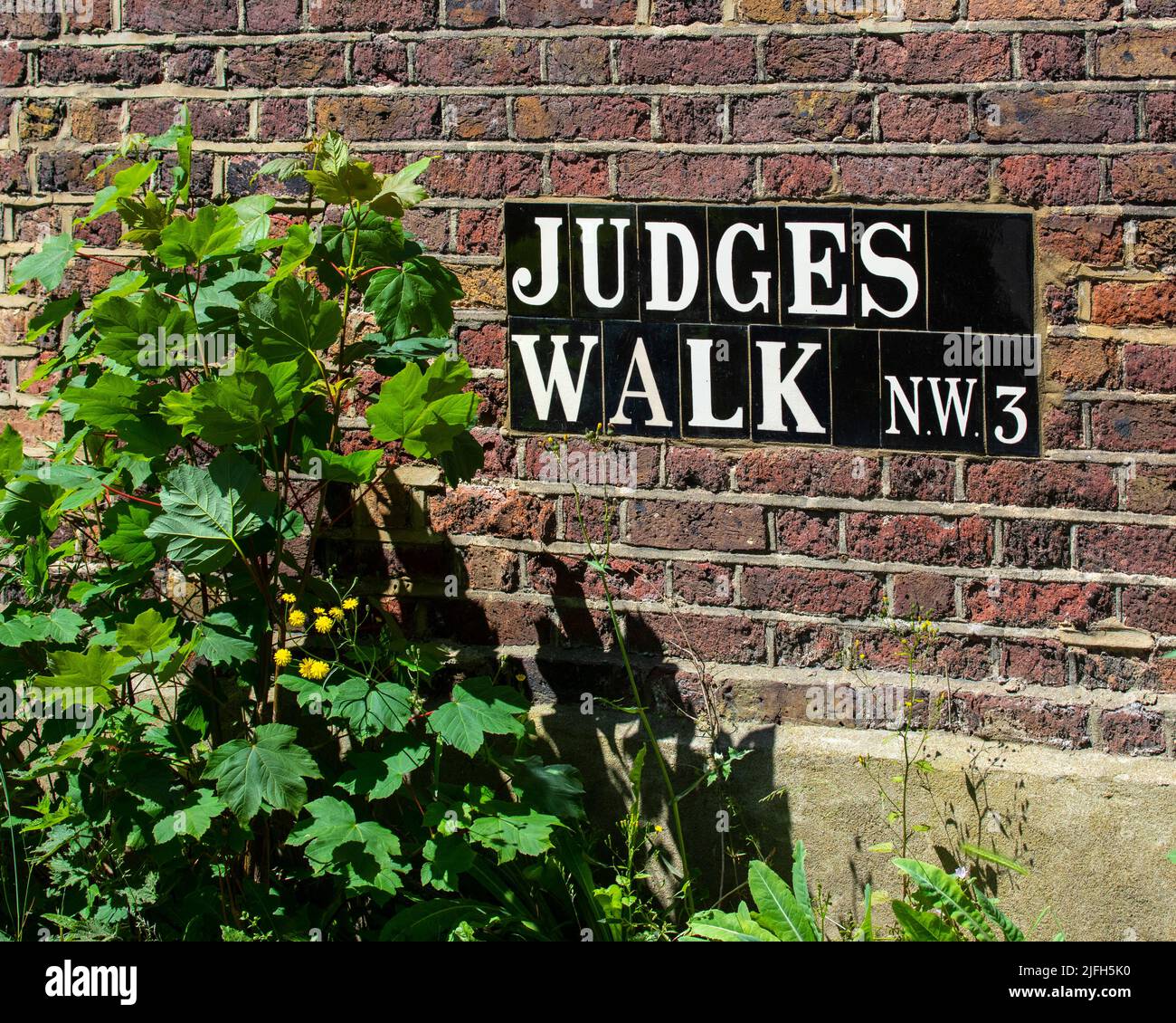 Gros plan d'un panneau de rue vintage pour Judges Walk, dans le quartier de Hampstead à Londres, Royaume-Uni. Banque D'Images