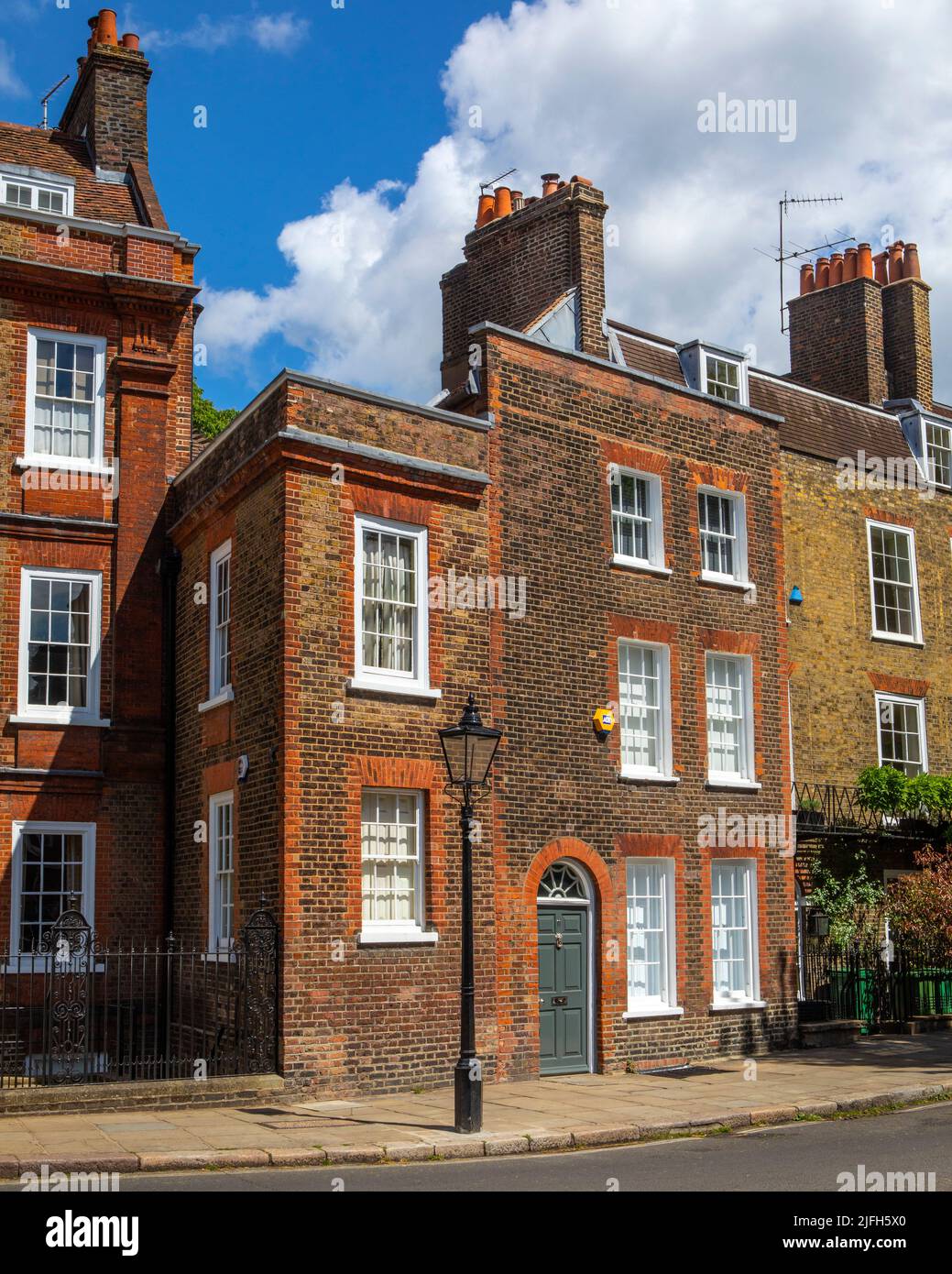 Londres, Royaume-Uni - 19 mai 2022: Une belle maison géorgienne sur Church Row, dans le quartier riche de Hampstead à Londres, Royaume-Uni. Banque D'Images