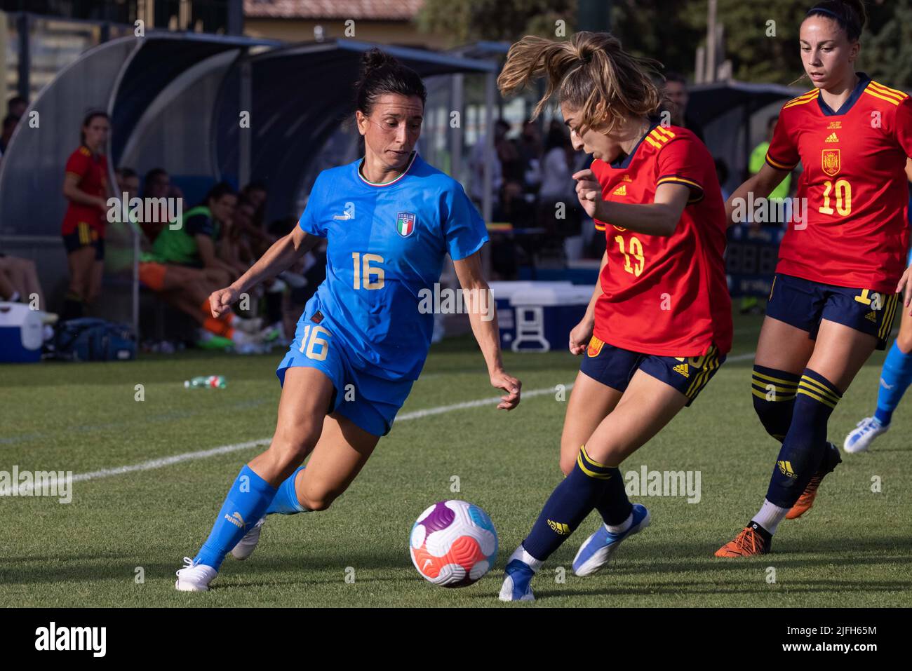 Lucia Di Guglielmo d'Ital, Olga Carmona Garcia, Athenea Del Castillo Beivide d'Espagne concourent pour le ballon pendant le Women's International friendly Banque D'Images