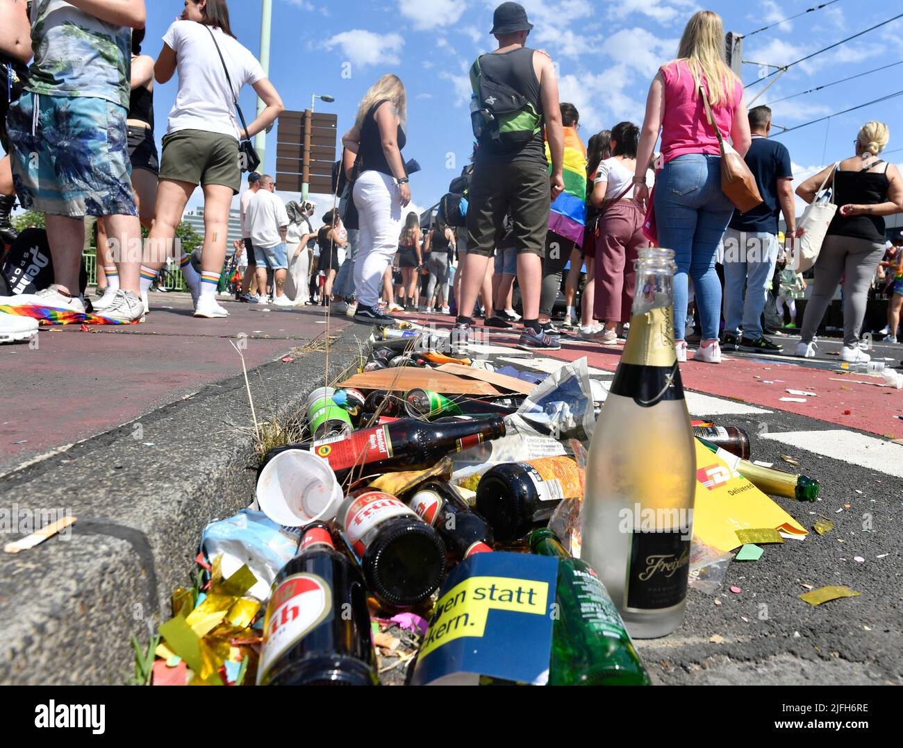 Cologne, Allemagne. 03rd juillet 2022. Après les célébrations, de nombreuses bouteilles vides se trouvent le long de la route du défilé de la CDD de cette année. Le Christopher Street Day à Cologne est l'un des plus grands événements de la communauté LGBTIQ en Europe. Credit: Roberto Pfeil/dpa/Alay Live News Banque D'Images