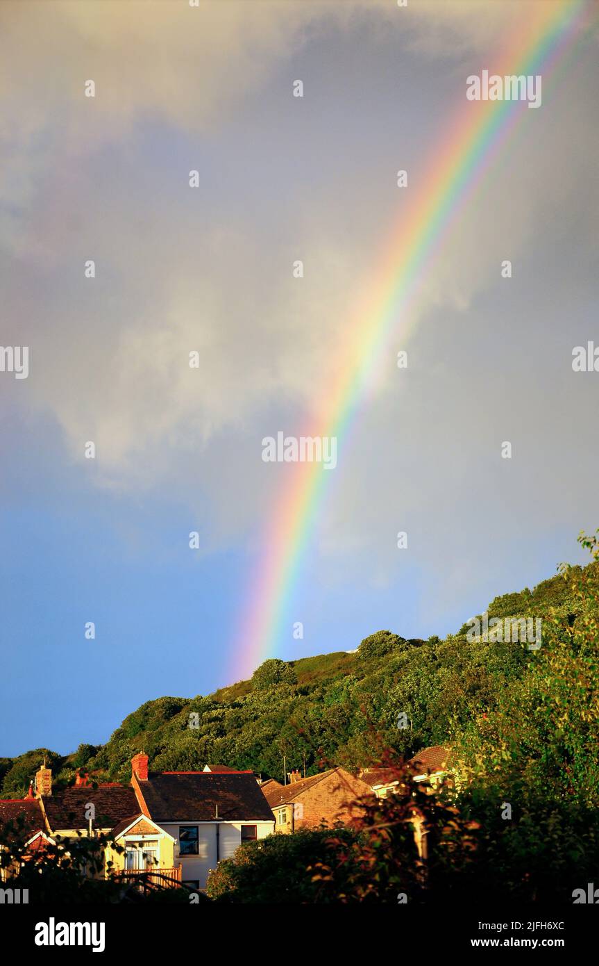 Fortuneswell. 2nd juillet 2022. Météo Royaume-Uni. Un arc-en-ciel se termine par une journée de soleil et de douches. Credit: stuart fretwel/Alamy Live News Banque D'Images