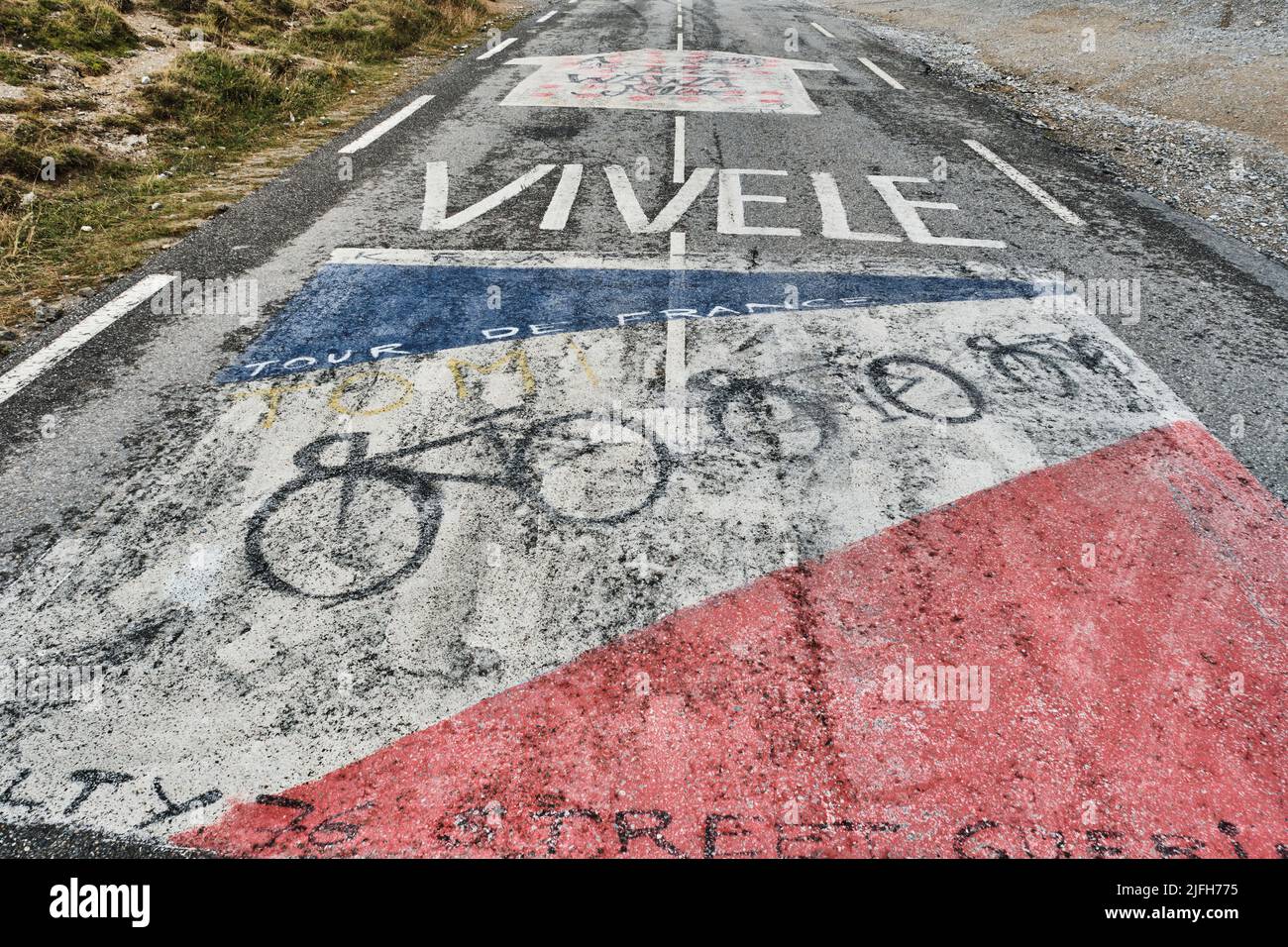 Peinture du maillot d'équipe des participants de la tournée de france au col d'Izoard, un col de montagne dans les Alpes françaises Banque D'Images