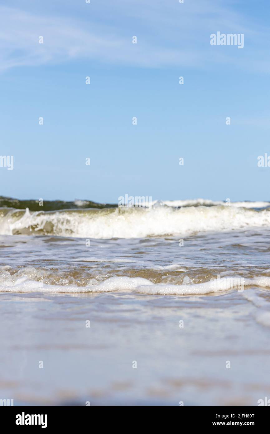 Vagues hautes et dangereuses sur la plage de Zempin sur l'île d'Usedom lors d'une belle journée en été Banque D'Images
