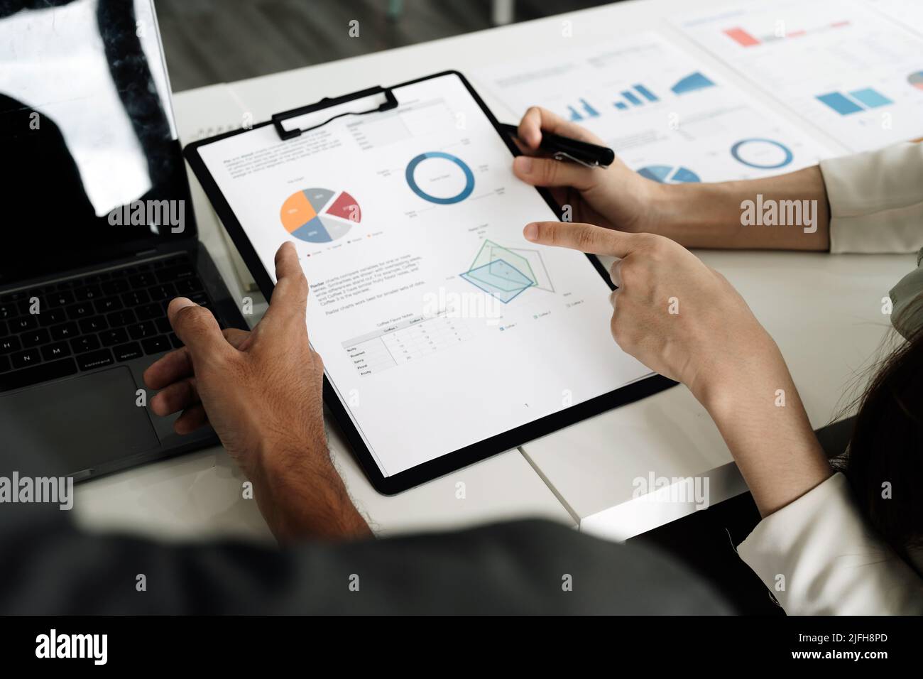 Les gens d'affaires se rencontrent et travaillent avec le rapport financier, parlant de plan d'affaires pour l'investissement, le concept d'analyse financière. Banque D'Images