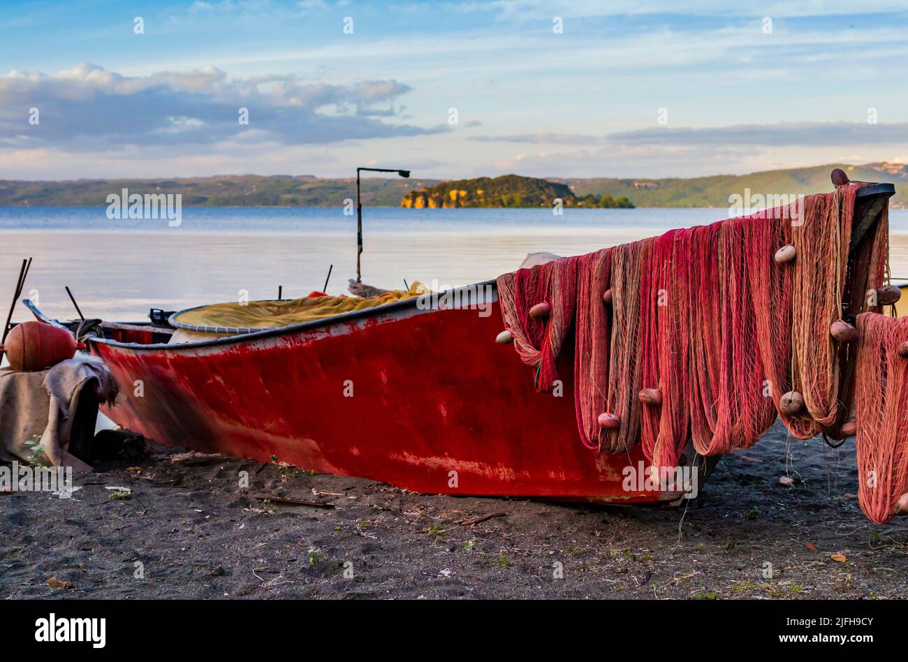 Bateau de pêcheurs typique ancré sur la plage de Marta, un petit village médiéval sur le bord du lac de Bolsena, province de Viterbo, Latium, Italie Banque D'Images