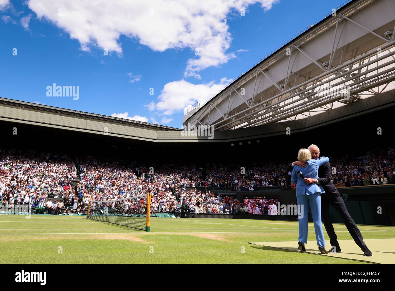 Londres, Royaume-Uni. 3rd juillet 2022, All England Lawn tennis and Croquet Club, Londres, Angleterre; tournoi de tennis de Wimbledon; John McEnroe embrasse Sue Barker comme son dernier crédit de Wimbledon: Action plus Sports Images/Alay Live News Banque D'Images