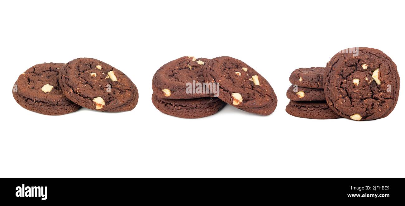 Chemin d'écrêtage isolé de biscuits aux pépites de chocolat noir coupée en matrice pile et chapelure sur fond blanc de gros plan savoureuse boulangerie bio bisc maison Banque D'Images
