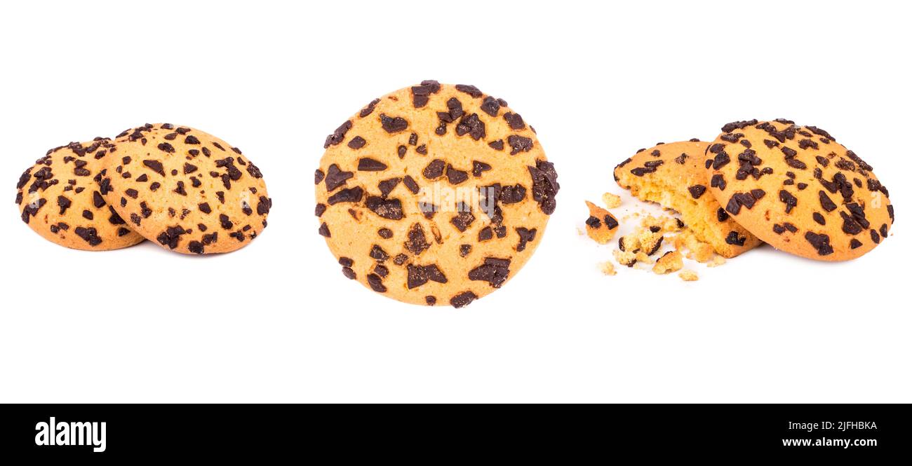 Chemin d'écrêtage isolé de biscuits aux pépites de chocolat noir coupée en matrice pile et chapelure sur fond blanc de gros plan savoureuse boulangerie bio bisc maison Banque D'Images