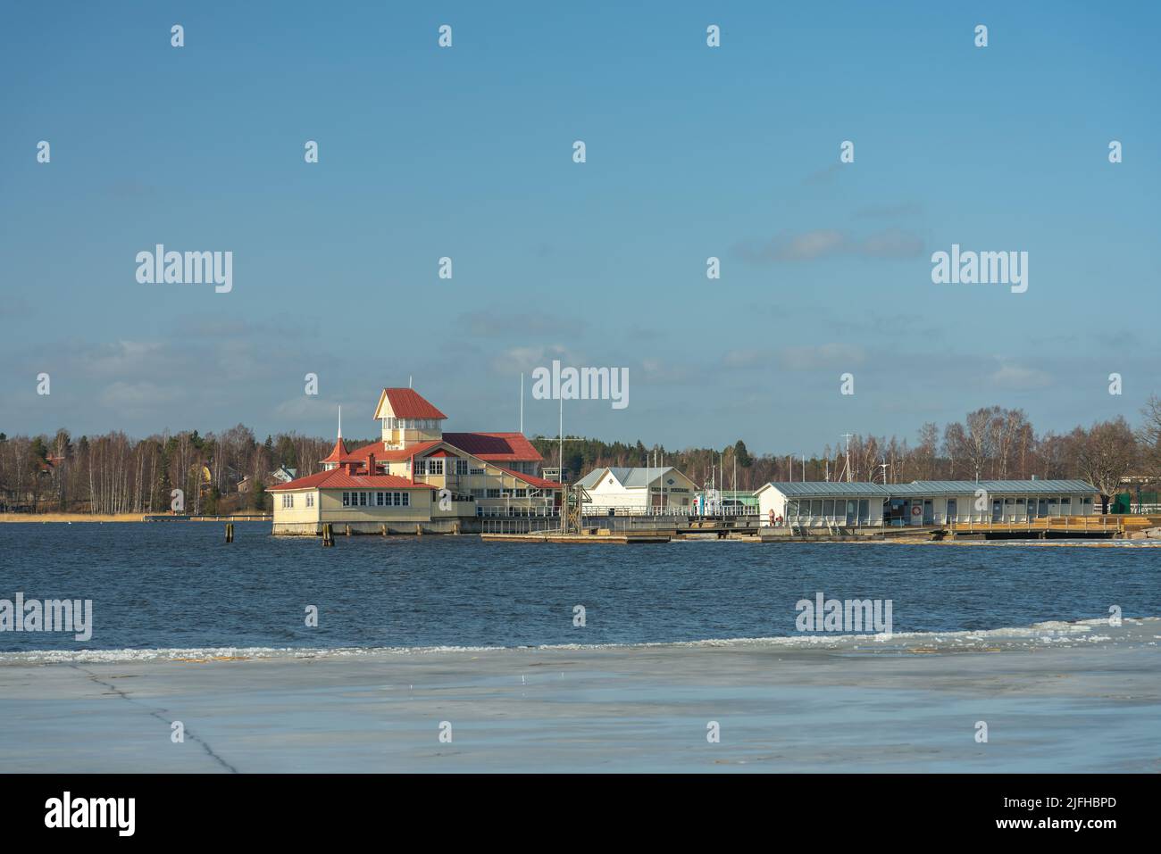 Tammisari, Finlande - 25 mars 2021 : vue sur la baie avec glace à gauche. Banque D'Images