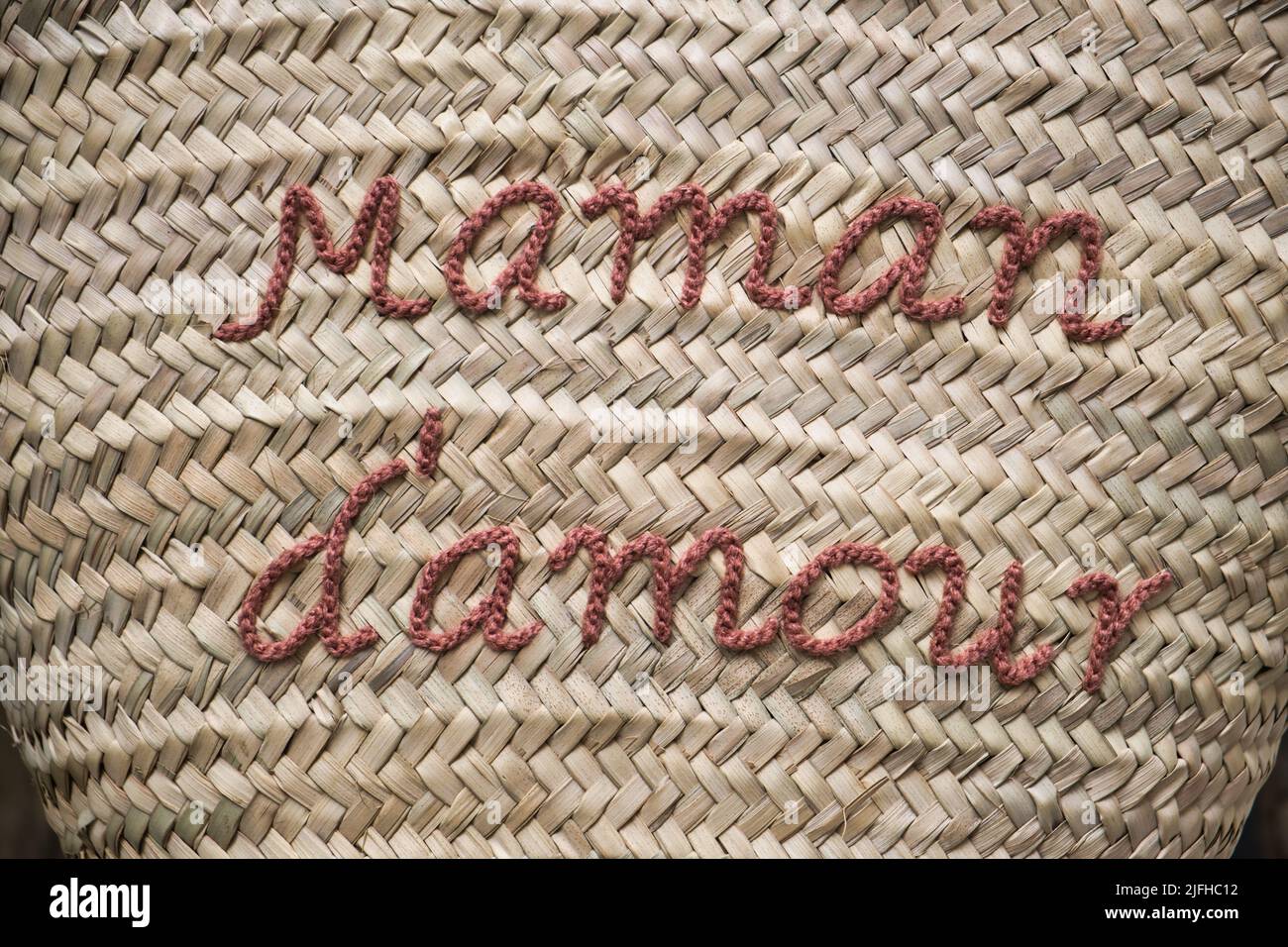 Gros plan d'une décoration sur un sac d'été en france Banque D'Images