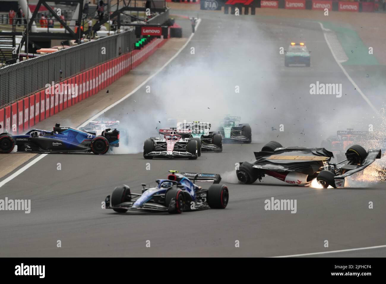 Silverstone, Royaume-Uni. 3rd juillet 2022, circuit de Silverstone, Silverstone, Northamptonshire, Angleterre: Grand Prix britannique F1, jour de course: Début de course, Alfa Romeo F1 Team Orlen, Guanyu Zhou Crashes et Williams Racing, Alex Albon atteint le mur de fosse crédit: Action plus Sports Images/Alamy Live News Banque D'Images