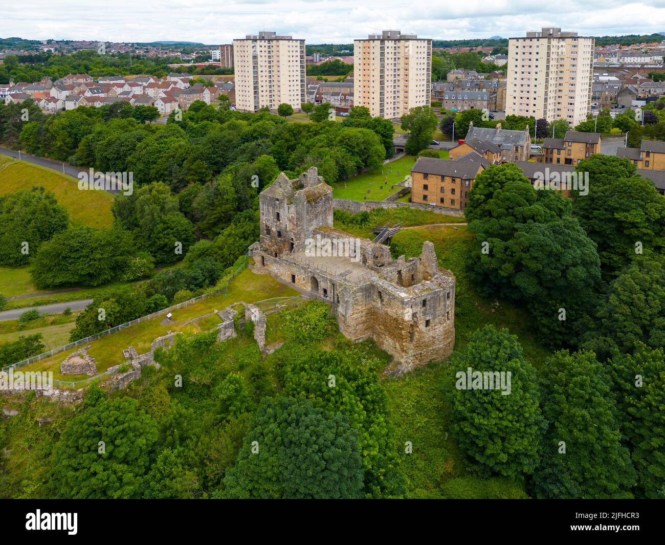 Vue aérienne de la ruine du château de Ravenscraig à Kirkcaldy, Fife, Écosse, Royaume-Uni Banque D'Images