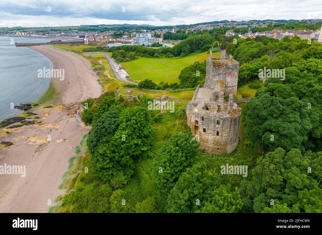 Vue aérienne de la ruine du château de Ravenscraig à Kirkcaldy, Fife, Écosse, Royaume-Uni Banque D'Images