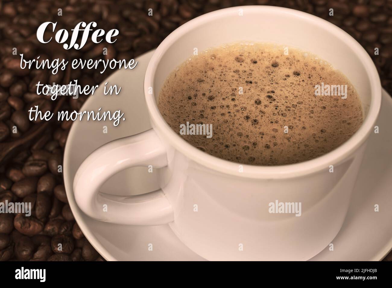 Citation motivante sur une tasse de café sur fond de grains de café - le café réunit tout le monde le matin. Banque D'Images