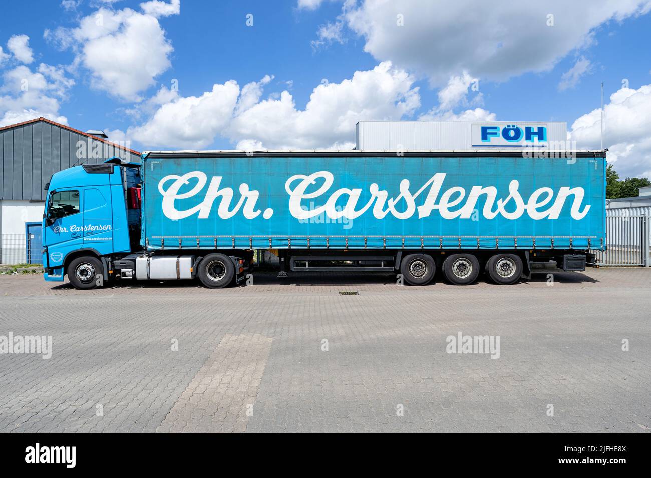 CHR. Chariot Carstensen avec remorque côté trottoir Banque D'Images CHR. Chariot Carstensen avec remorque côté trottoir Banque D'Images