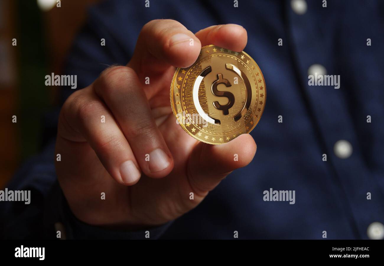 USDC USD coin stablecoin crypto-monnaie or pièce en main concept abstrait Banque D'Images