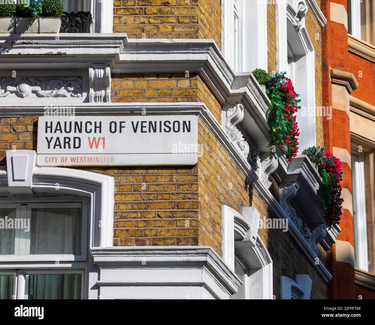 Londres, Royaume-Uni - 8 mars 2022 : panneau de rue pour le port de Venison Yard dans le quartier Mayfair de Londres, Royaume-Uni. Banque D'Images