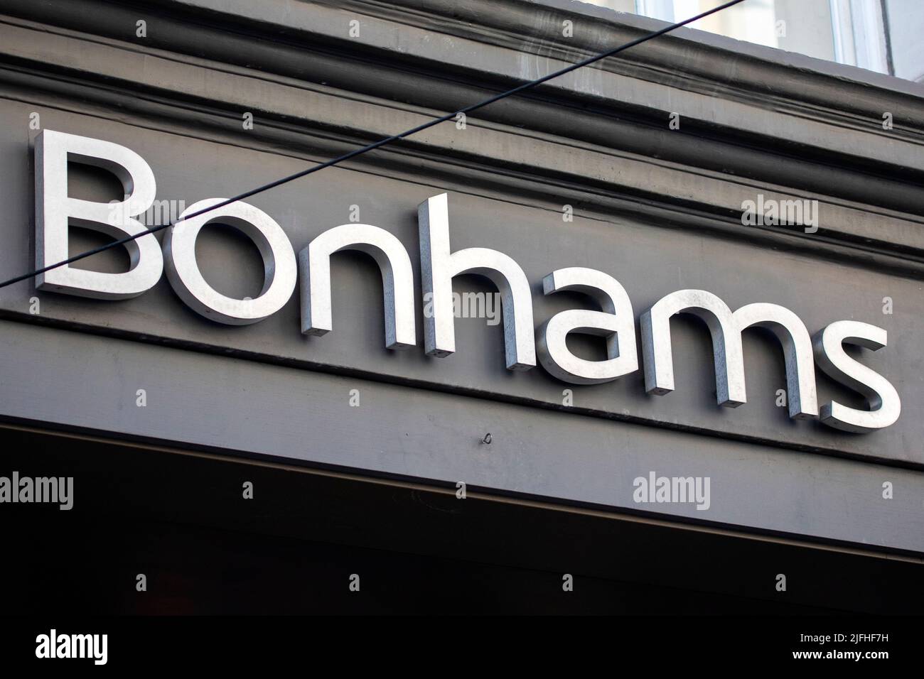 Londres, Royaume-Uni - 8 mars 2022 : un panneau au-dessus de l'entrée de la célèbre maison de vente aux enchères de Bonhams sur New Bond Street à Londres, Royaume-Uni. Banque D'Images
