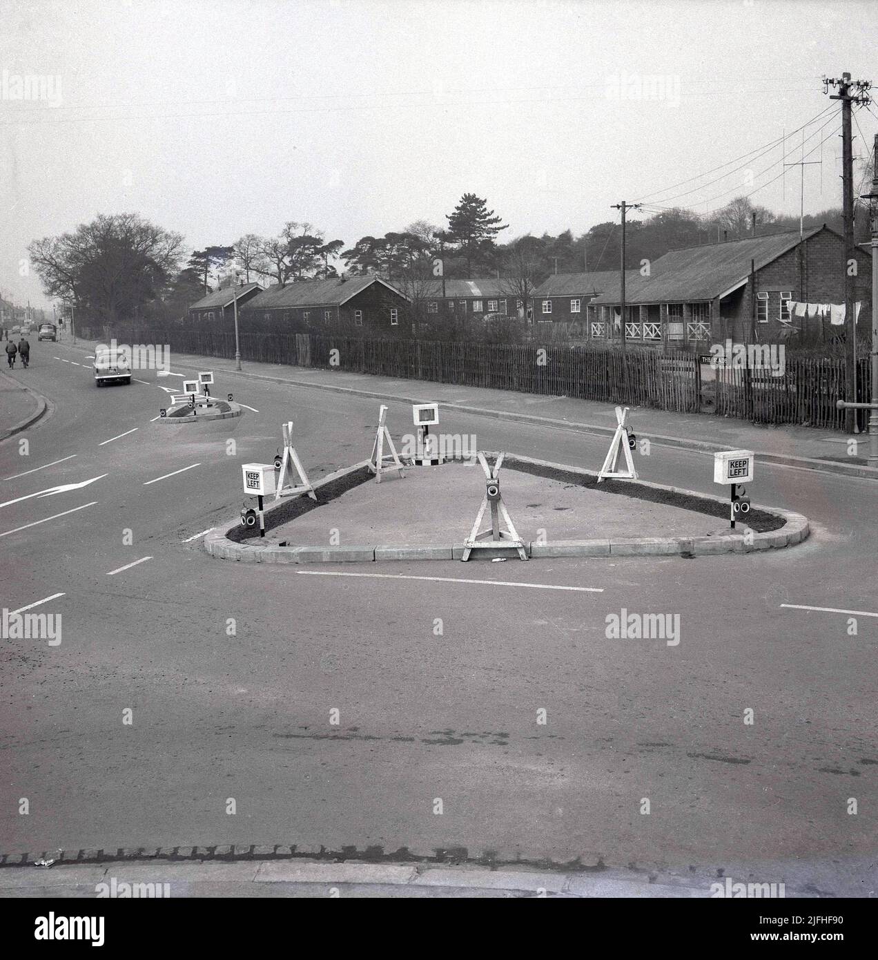 1960s, historique, nouvelle construction de route triangulaire ou jonction sur Slade Rd, Oxford, Angleterre, Royaume-Uni. L'image de droite montre les anciens camps de l'armée au large de la Slade, qui ont fourni des logements très nécessaires aux familles dans la période d'après-guerre. Banque D'Images