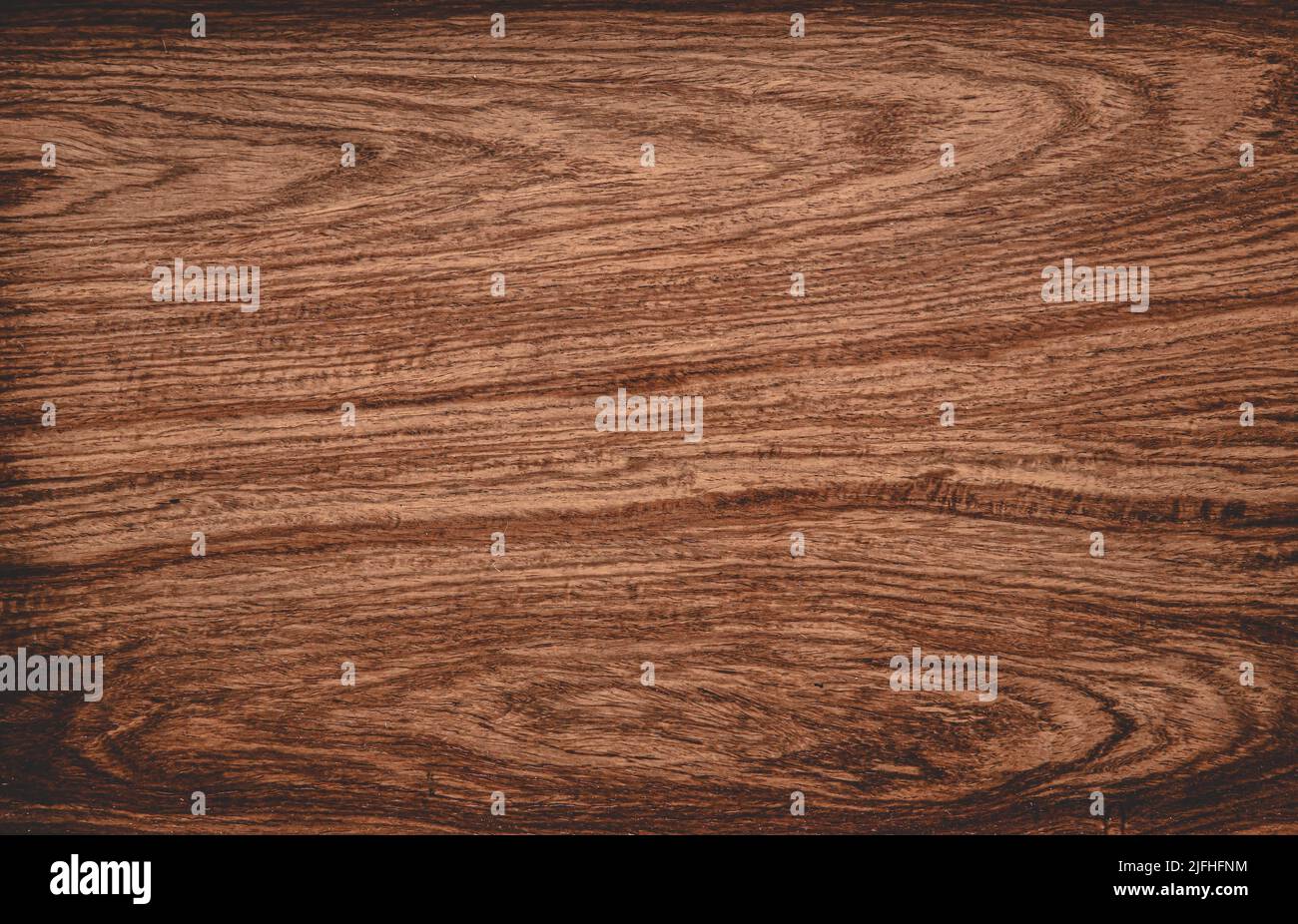 Planche à découper en bois marron rayé, plate. Banque D'Images
