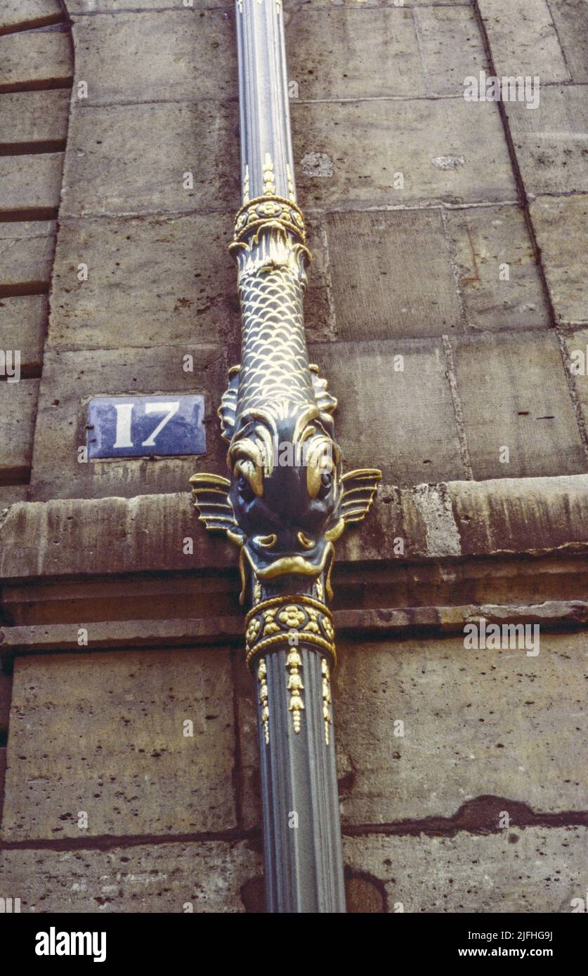 Décoratif mais pratique, drainpipe à poissons sur le Quai d’Anjou à Paris 1972. Image d'archivage numérisée à partir d'un transparent ; 1972 Banque D'Images
