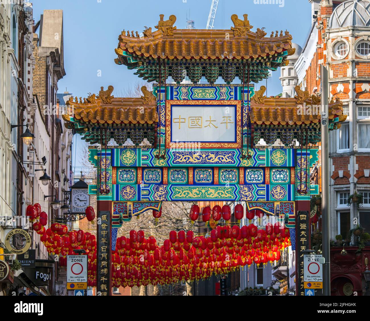 Londres, Royaume-Uni - 8 mars 2022 : la magnifique porte de chinatown sur Gerrard place, qui marque le début de la région de la ville de Chine dans l'extrémité ouest du cent Banque D'Images