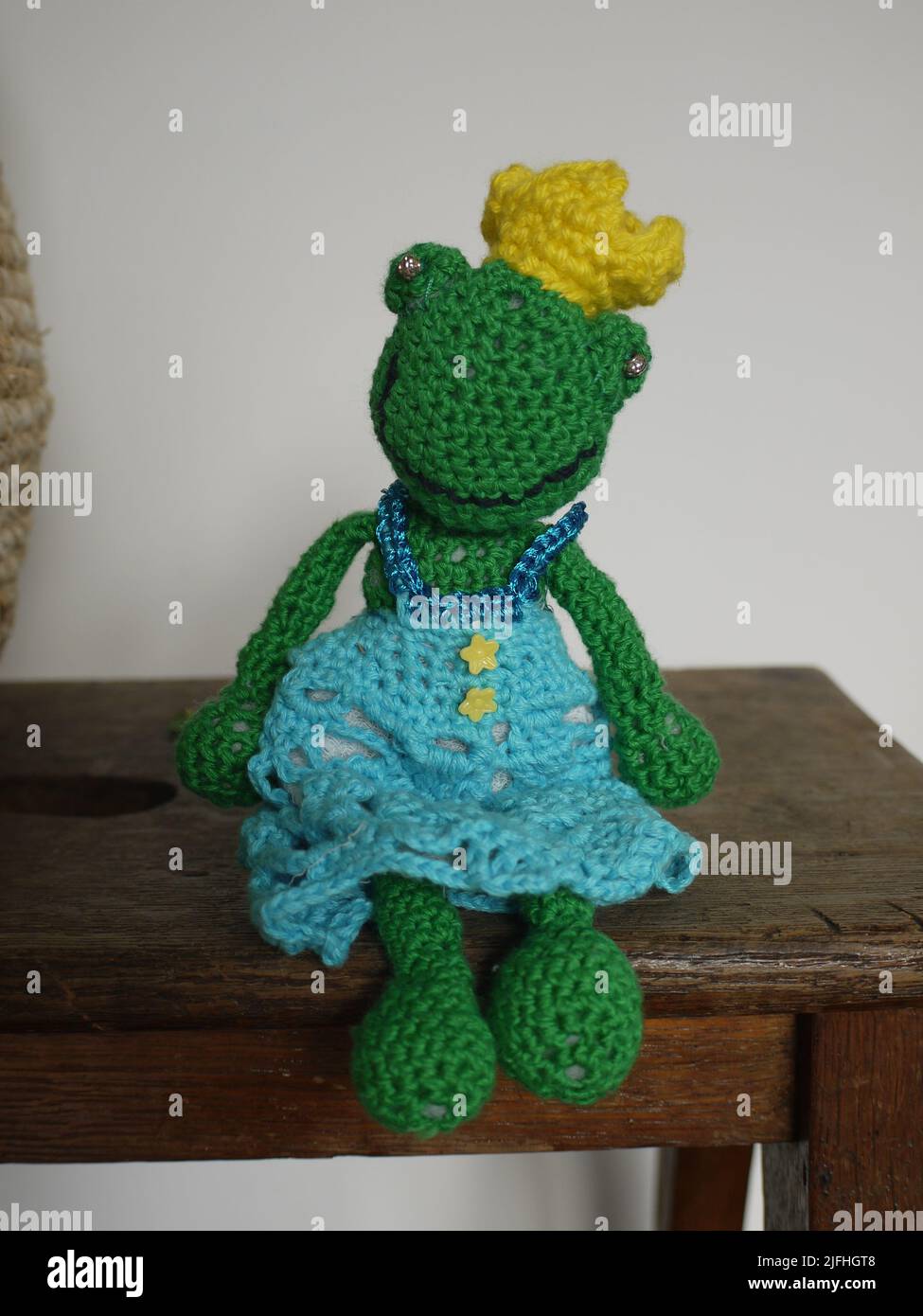 Une grenouille avec une couronne, faite à la maison Banque D'Images