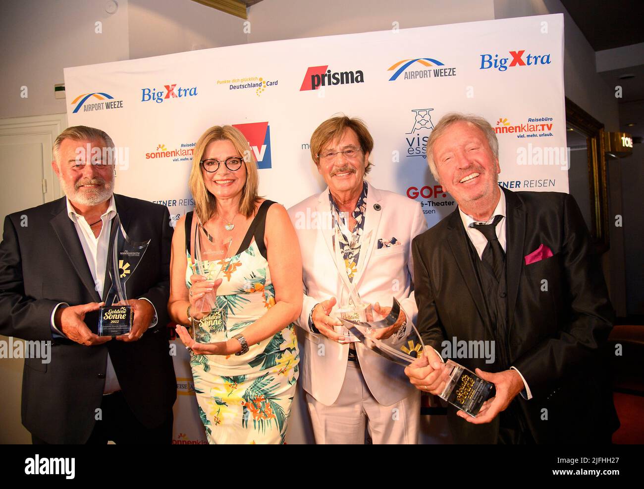 De gauche à droite Harry WIJNVOORD, Maren GILZER, Joerg DRAEGER (jörg) et Werner SCHULZE-ERDEL avec des prix - goldene sonne - Gala - Goldene sonne Spezial 2022, à l'occasion de 40 ans de télévision privée sur 2 juillet 2022 à Essen/Allemagne. Â Banque D'Images